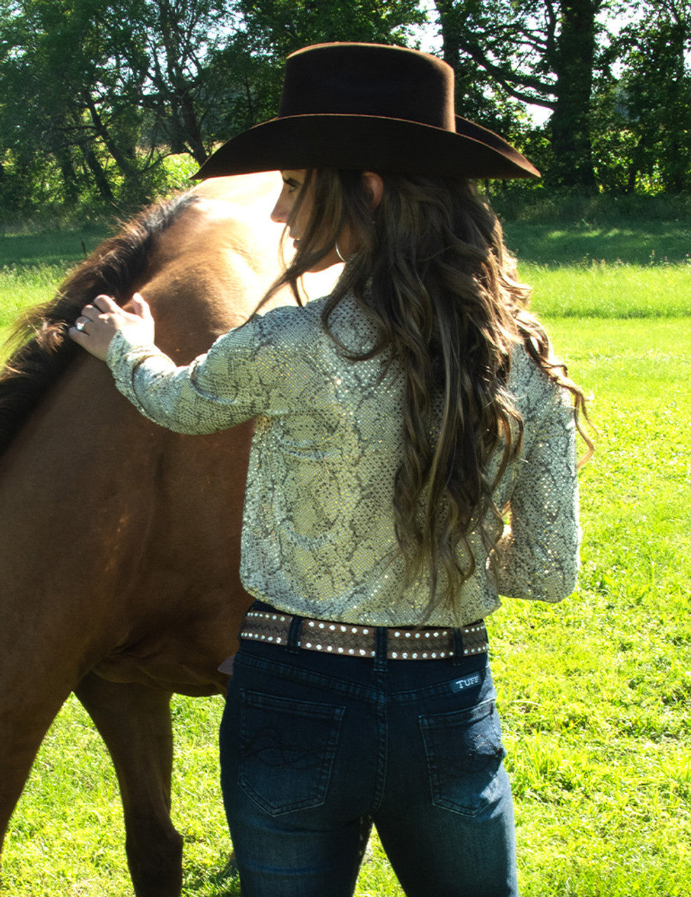 COWGIRL TUFF Women's Cream Lightweight Metallic Snakeskin Bling Pullover Button Up